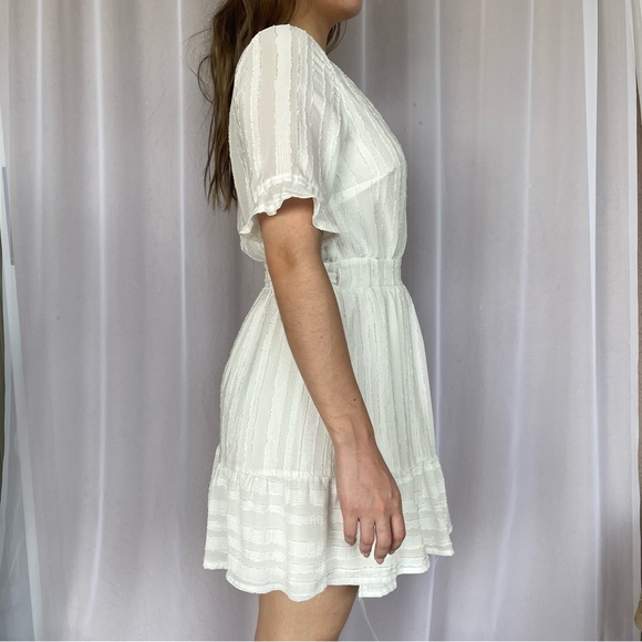 HELLO MOLLY V-NECKLINE WRAP MINI DRESS WHITE FLATTERING FLOWY SHORT SLEEVES SZ S - Picture 4 of 13